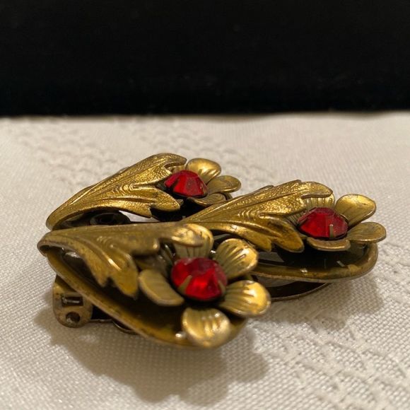 Vintage Brass And Rhinestone Flower Sweater Clip - Picture 9 of 11